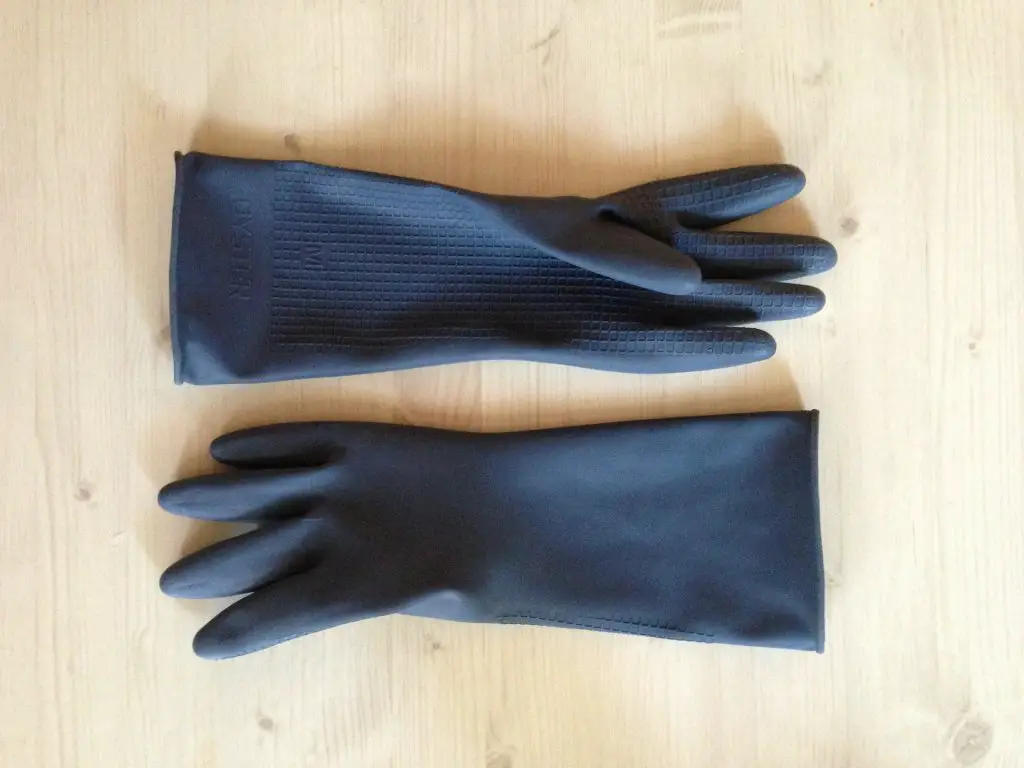 Gebruik handschoenen voor schoonmaken met ammonia